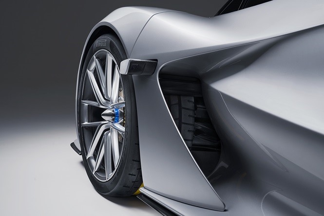 Song song với sức mạnh, để tăng cảm giác thoải mái, Lotus đã trang bị cho xe một hệ thống treo “hơi hướng thể thao” với 3 bộ giảm chấn thích ứng cho mỗi trục. Evija cũng được trang bị các bánh mâm Magiê có đường kính 20 và 21 inch cùng lốp Pirelli Trofeo R, và chúng được hỗ trợ bằng hệ thống phanh AP Racing với đĩa phanh gốm Carbon.