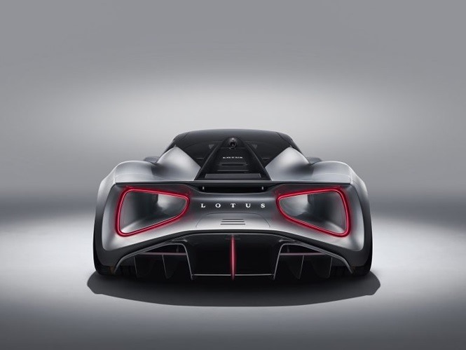 Góp phần vào hiệu suất ấn tượng của Lotus Evija chính là khung gầm liền khối làm từ sợi Carbon với trọng lượng chỉ 129 kg. Điều này giúp cân nặng của phiên bản nhẹ nhất của siêu xe này chỉ 1.680 kg.
