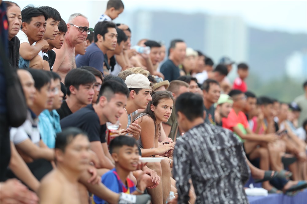 Đông đảo người hâm mộ, có cả những khách du lịch nước ngoài theo dõi và ủng hộ cho giải đấu. Ảnh: Đ.Đ