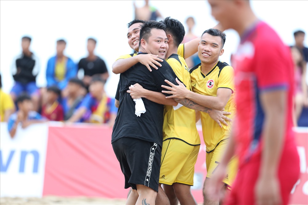 Niềm vui của ông bầu Việt “Quảng Ninh” cùng các cầu thủ của mình khi tạo ra cú sốc lớn ở giải năm nay. Ảnh: Đ.Đ