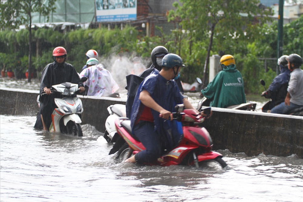 Nước ngập trên đường Phạm Văn Đồng.  Ảnh: M.Q