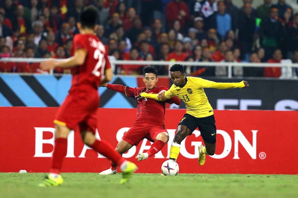 ĐT Việt Nam (áo đỏ) và Malaysia lại có cơ hội chạm trán nhau tại vòng loại World Cup 2022. Ảnh: AFF