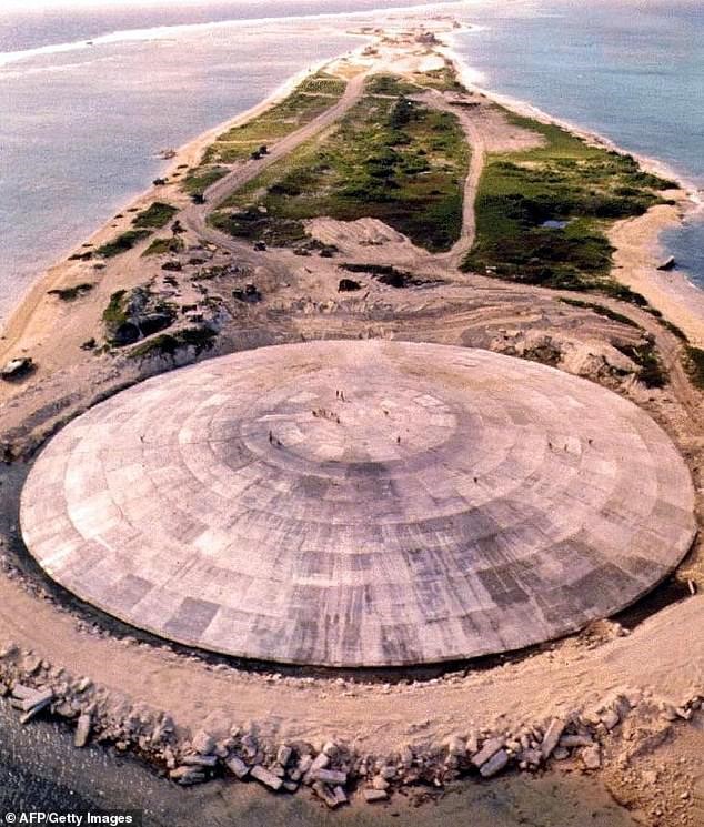 Vòm chứa chất thải hạt nhân trên đảo Runit. Ảnh: Mail.