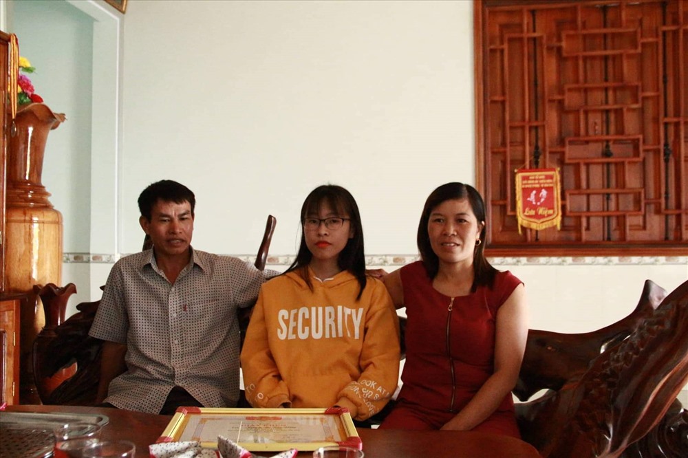 Gia đình nữ sinh Nguyễn Thị Kim Hồng ủng hộ ước mơ trở thành phóng viên của con gái. Ảnh: LX