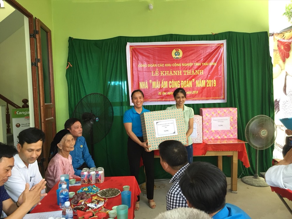 Đồng chí Phạm Thị Thắng – Chủ tịch CĐ câc KCN trao quà động viên đoàn viên. Ảnh: Bá Mạnh