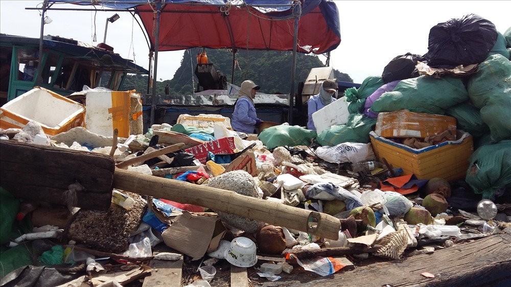 Tàu nào cũng đầy ắp rác sau nửa ngày đi gom trên vịnh Hạ Long. Ảnh: Nguyễn Hùng