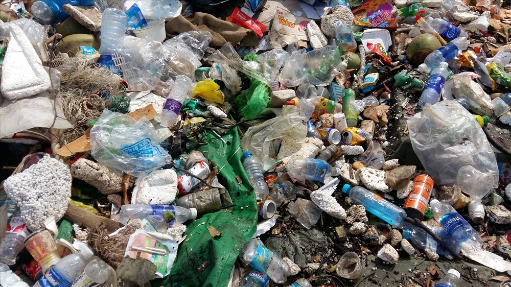 Đủ các loại rác thải trên vịnh Hạ Long