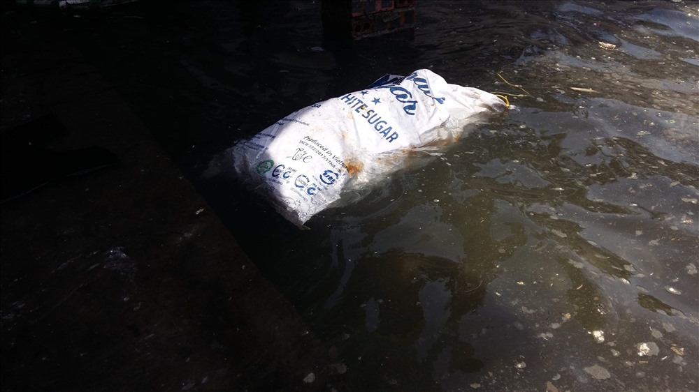Nguyên một bao tải rác được vứt xuống vịnh Hạ Long. Ảnh: Nguyễn Hùng