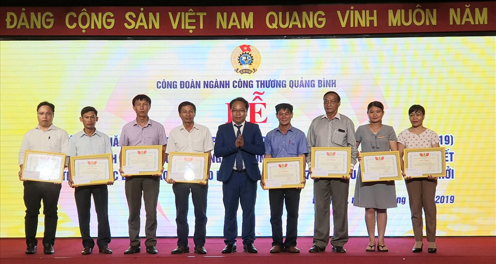 Ông Phan Mạnh Hùng - Chủ tịch CĐ Ngành Công thương Quảng Bình trao giấy khen cho các cá nhân xuất sắc. Ảnh: Lê Phi Long