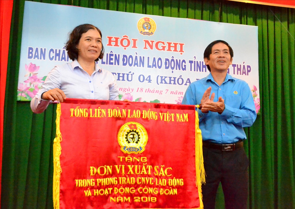 Tặng cờ thi đua của Tổng LĐLĐ Việt Nam cho CĐ các khu công nghiệp- khu kinh tế tỉnh Đồng Tháp. Ảnh: Lục Tùng