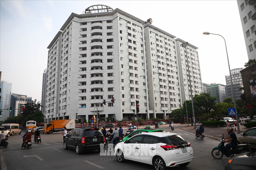 Dự án hữu một vị trí đắc địa khi nằm ngay ngã tư phố Duy Tân và phố Trần Thái Tông, tiếp giáp với rất nhiều tuyến đường trọng điểm của khu vực. Ngoài ra, dự án còn gần công viên và nhiều trường đại học lớn.
