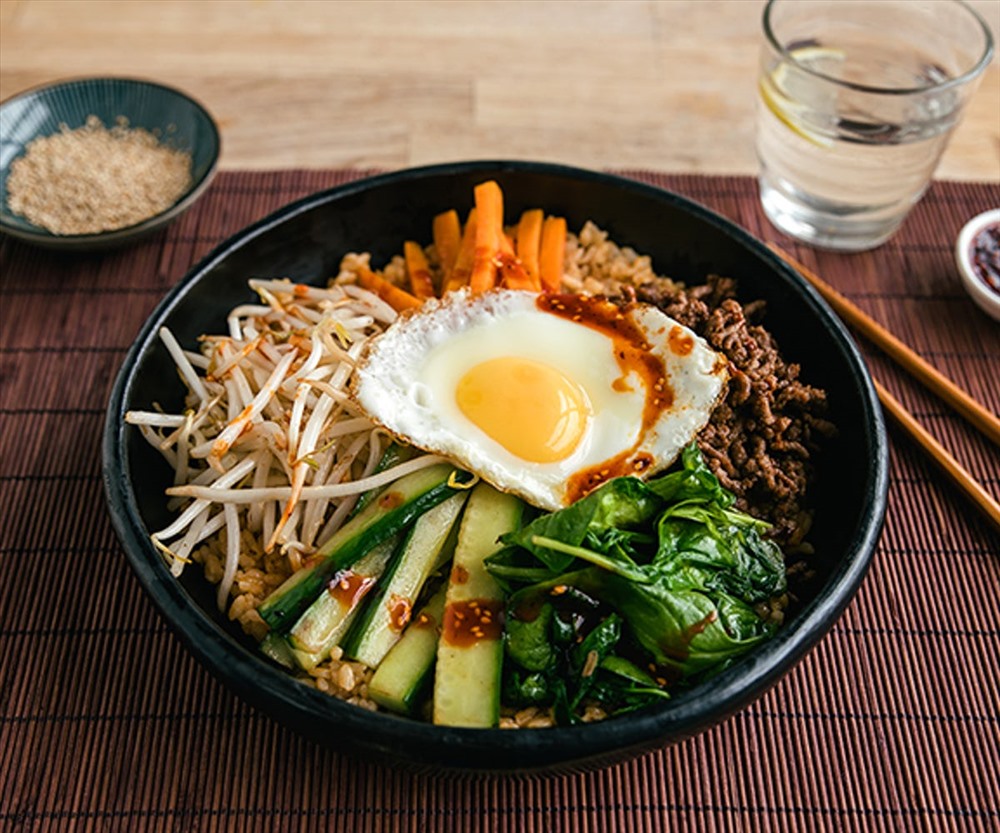 Bibimbap – Món cơm trộn là một trong các món ăn truyền thống nổi bật của Hàn Quốc