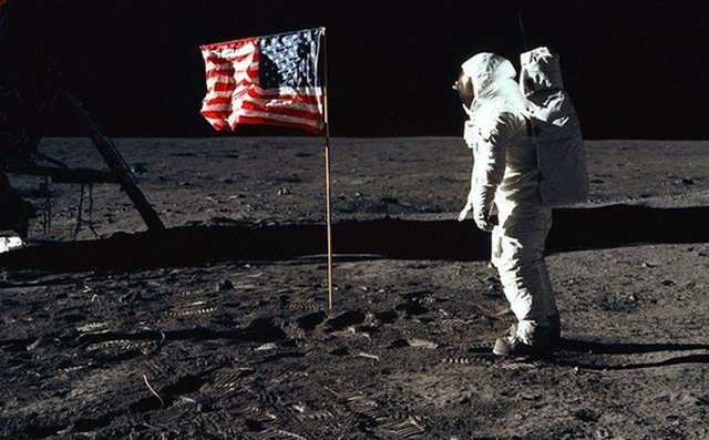 Neil Armstrong cắm lá cờ Mỹ lên bề mặt Mặt Trăng. Ảnh: NASA.