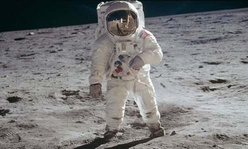 Buzz Aldrin đứng trên Mặt Trăng (ảnh do Neil Armstrong chụp). Ảnh: NASA.