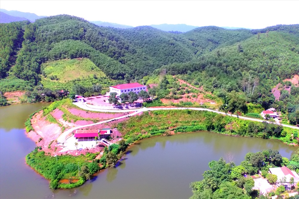 Đến Ngàn Trươi, du khách có thể đi thuyền ngắm cảnh nước non bao la, hữu tình.