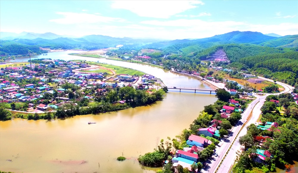 Trên hồ thủy lợi Ngàn Trươi - Cẩm Trang, du khách phóng tầm mắt ngắm nhìn những cảnh sắc thiên nhiên hùng vĩ, cảm nhận về một miền quê bình yên và thơ mộng, sông núi điệp trùng đẹp đến nao lòng.