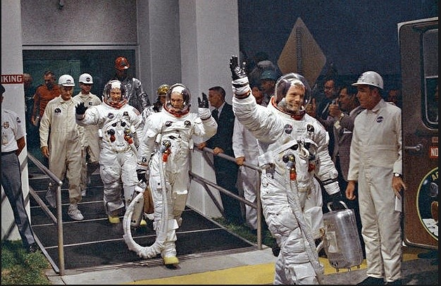 Ngày 16.7.1969, Neil Armstrong dẫn đầu đoàn tới tên lửa để phóng lên Mặt trăng tại Trung tâm vũ trụ Kennedy ở Florida. Ảnh: NASA