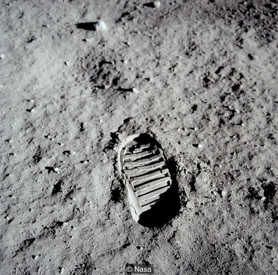 Một trong những bước chân đầu tiên trên Mặt trăng, bức ảnh chụp dấu giày của Buzz Aldrin. Ảnh: NASA