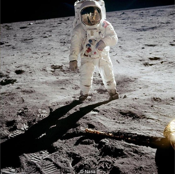 Armstrong chụp ảnh Aldrin, bóng của hai người in hình trên tấm kính mũ vũ trụ.