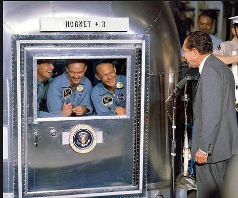 Vào lúc 11h49 ngày 24.7.1969, tàu Apollo 11 cùng ba phi hành gia hạ cánh an toàn xuống Thái Bình Dương. Tổng thống Mỹ Richard M. Nixon đích thân chào đón các phi hành gia tàu Apollo 11 trở về.