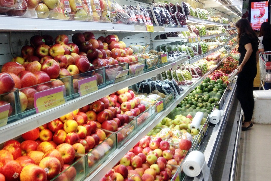 Hoa quả nhập khẩu tại một siêu thị ở Hà Nội. Ảnh: HẢI NGUYỄN