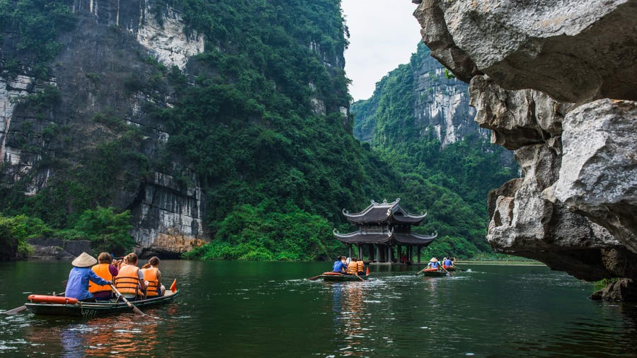 Quần thể Tràng An ở Ninh Bình là một điểm du lịch nữa có nhiều hang động tuyệt vời.