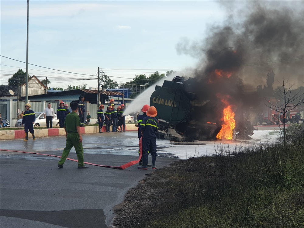 Một người dân cho biết: “Tôi nghe 2 tiếng nổ lớn bùm bùm, khi chạy ra thì lửa trên 2 chiếc xe bốc cháy ngùn ngụt“_Ảnh: CTV
