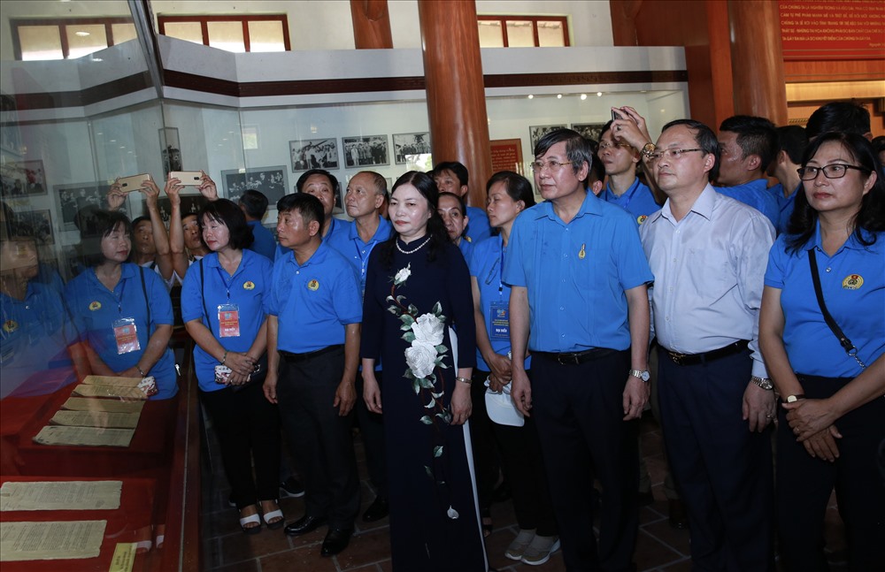 Các đại biểu tham quan Khu lưu niệ đồng chí Nguyễn Văn Linh. Ảnh: H.N