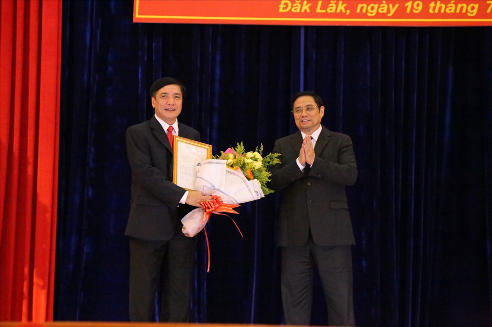 Ông Phạm Minh Chính trao Quyết định điều động, chỉ định của Bộ Chính trị đối với đồng chí Bùi Văn Cường, sang giữ chức vụ Bí thư Tỉnh ủy Đắk Lắk.