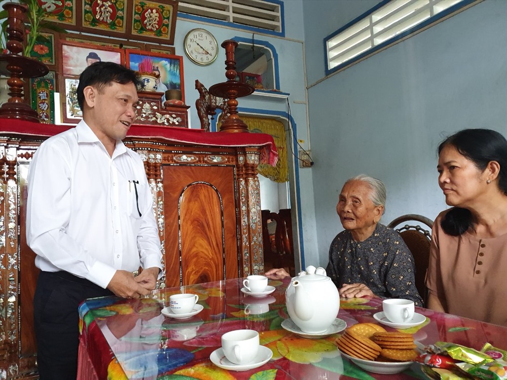 Ông Nguyễn Phước Đức đến thăm hỏi, tặng quà Mẹ VNAH Nguyễn Thị Dư tại xã Thành Công, huyện Gò Công Tây, Tiền Giang.