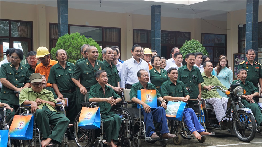 EVN SPC tổ chức thăm hỏi, tặng quà tại Trung tâm Điều dưỡng thương binh và người có công Long Đất, thị trấn Long Hải, huyện Long Điền, BR-VT