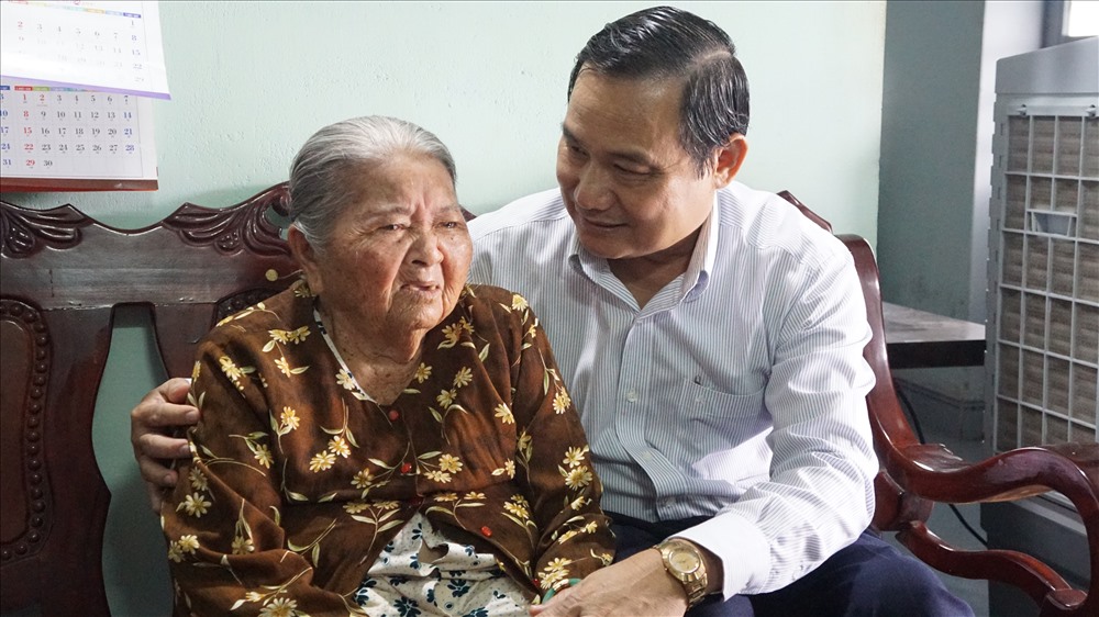 Ông Nguyễn Văn Hợp thăm hỏi Mẹ VNAH Lương Thị Chính, 96 tuổi ngụ xã Phước Hưng, huyện Long Điền, BR-VT