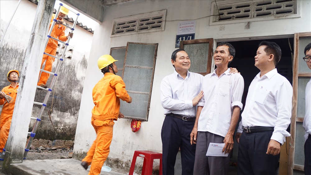 Ngành Điện đến sửa chữa, thay thế dây điện, bóng đèn và tặng quà cho hộ gia đình ông Huỳnh Văn Cảnh, bệnh binh 2/3 tại thị trấn Long Điền, BR-VT