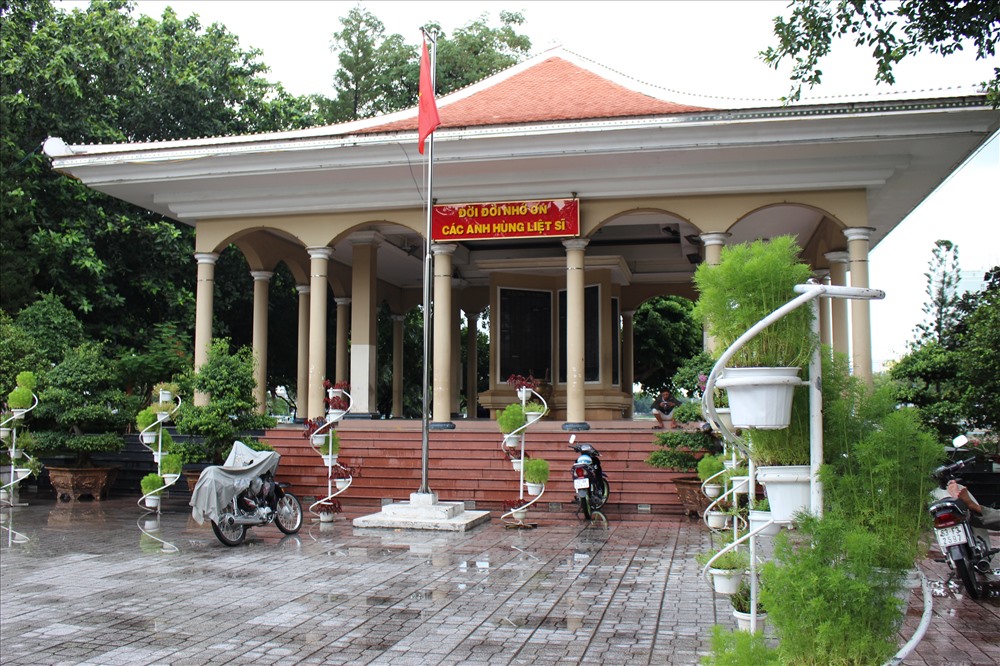 Đền thờ Anh hùng - Liệt sĩ bên “giếng nước“.