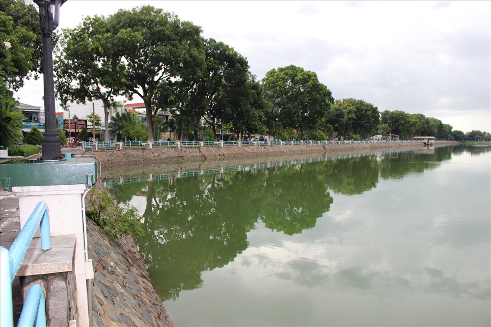 Đoạn đường này chia “giếng nước” làm 2 phần.