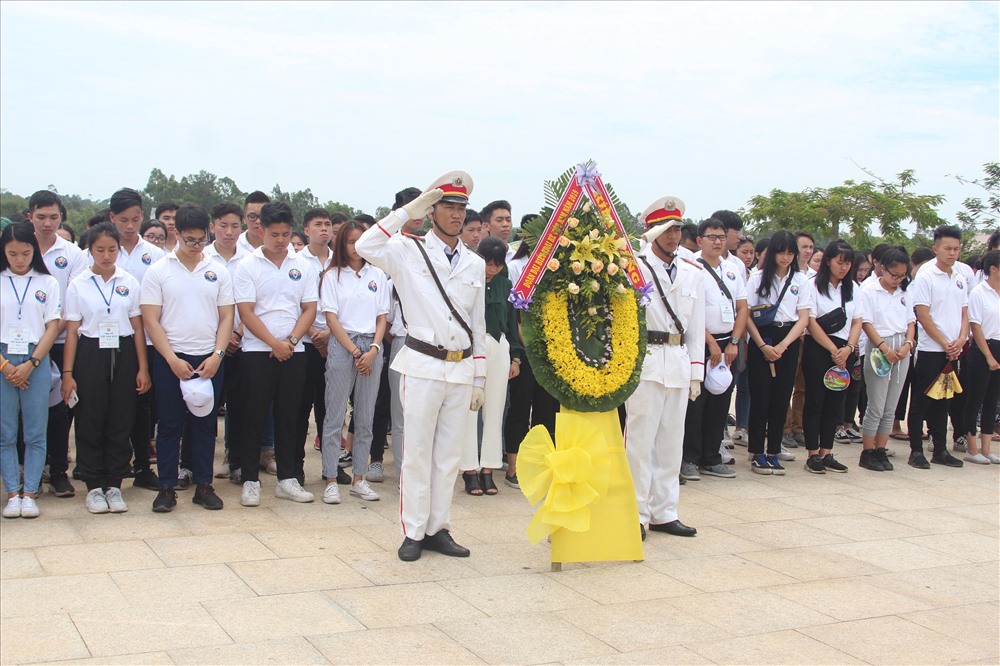 Cả đoàn đã đến dâng hoa, dâng hương trang trọng tại quần thể Tượng đài Mẹ Việt Nam anh hùng. Ảnh: N.CƯỜNG