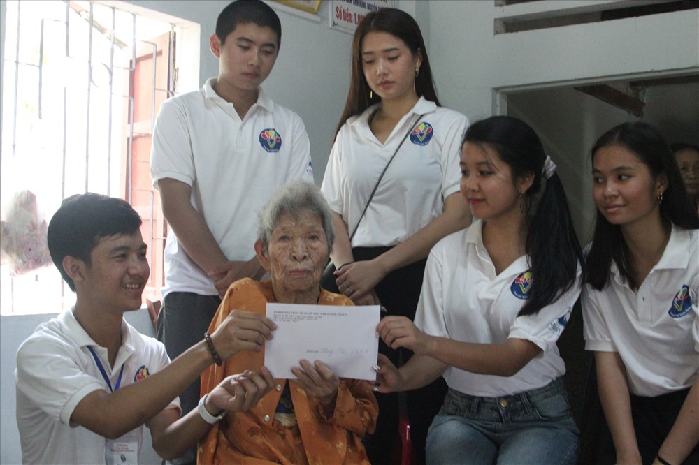 Đại diện đoàn đến thăm và tặng quà cho Mẹ VNAH Nguyễn Thị Phong. Ảnh: N.CƯỜNG