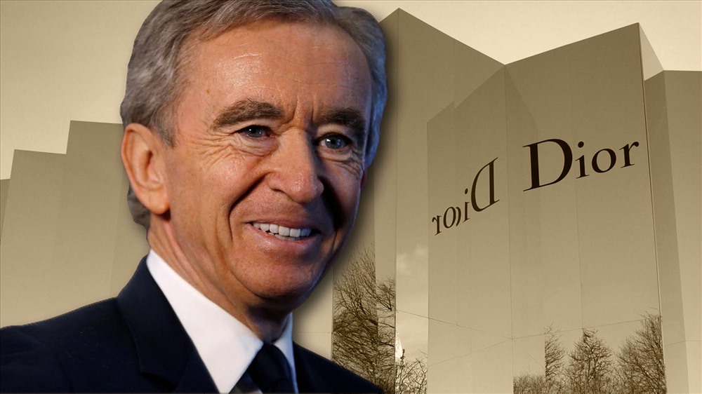 Đến năm 1979, khi tròn 30 tuổi - ông trở thành Chủ tịch công ty của gia đình. Theo Bloomberg, tỉ phú Arnault tiến vào thị trường hàng hóa xa xỉ vào năm 1984 bằng cách mua lại một tập đoàn dệt may sở hữu nhãn hiệu Christian Dior. Ảnh: Financial Times