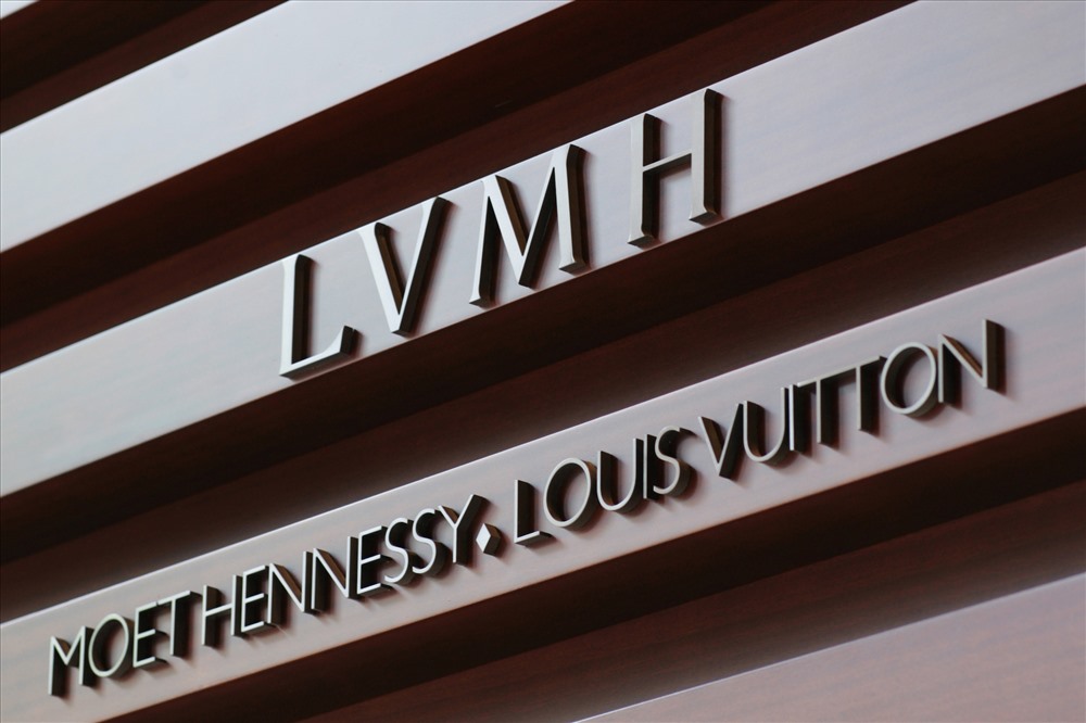 LVMH sở hữu những thương hiệu như: Louis Vuitton, Christian Dior, Givenchy…  Và các nhãn hiệu đồng hồ trang sức cao cấp như: Bvlgari, Hublot, Zenith và Tag Heuer.