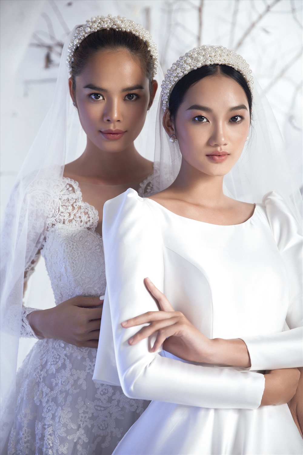 Hai siêui mẫu với hai phong cách trở thành nàng thơ trong bộ sưu tập váy cưới mới nhất của nhà thiết kế Vĩnh Thuỵ. Ảnh: Lê Thiện Viễn.