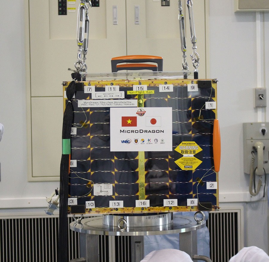 Vệ tinh MicroDragon trong quá trình lắp đặt vào tên lửa Epsilon số 4 tại JAXA. Ảnh: P.V