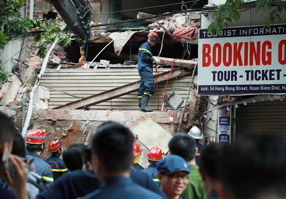 Căn nhà bị sập ở phố Hàng Bông (quận Hoàn Kiếm, Hà Nội) là một cửa hàng chuyên bán đồ thể thao. Nguyên nhân sập nhà được xác định do biển quảng cáo quá nặng, khi có gió đã bị kéo sập xuống.