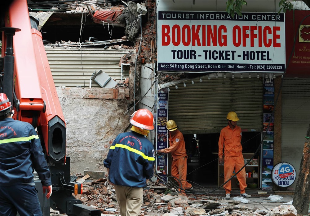 Căn nhà số 54 Hàng Bông, bên cạnh nhà 56 bị sập cũng trong tình trạng nguy hiểm.
