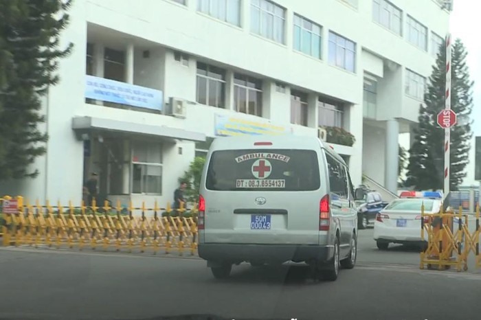 Đoàn xe rời từ sân bay tiến về Bệnh viện Chợ Rẫy. Ảnh: cắt từ clip Bệnh viện cung cấp