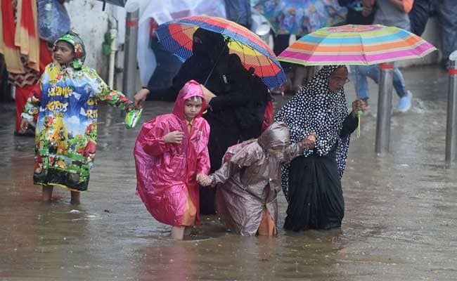 Một vài hình ảnh hiện trường sập tường và mưa lũ ở Mumbai. Ảnh: ANI, NDTV.