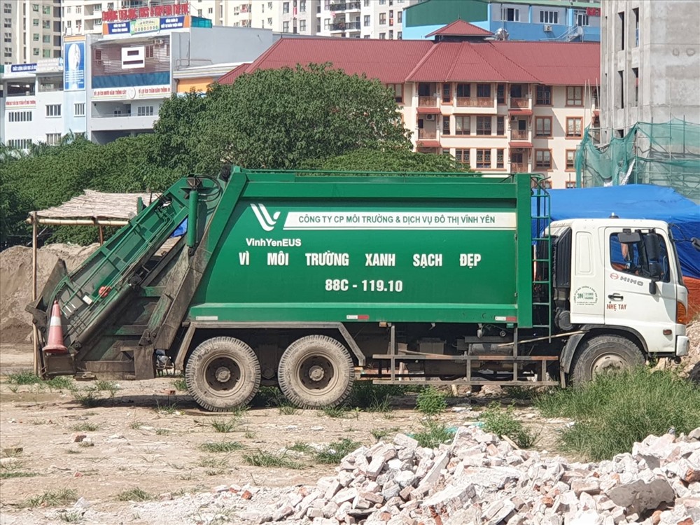 Được biết, khu vực này là bãi tập kết rác tạm thời của Công ty Môi trường và Dịch vụ đô thị Vĩnh Yên.