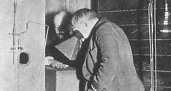 Edison nhìn qua phát minh của mình, đèn huỳnh quang, dưới bàn tay của Dally đã bị phơi nhiễm với liều phóng xạ gây chết người.