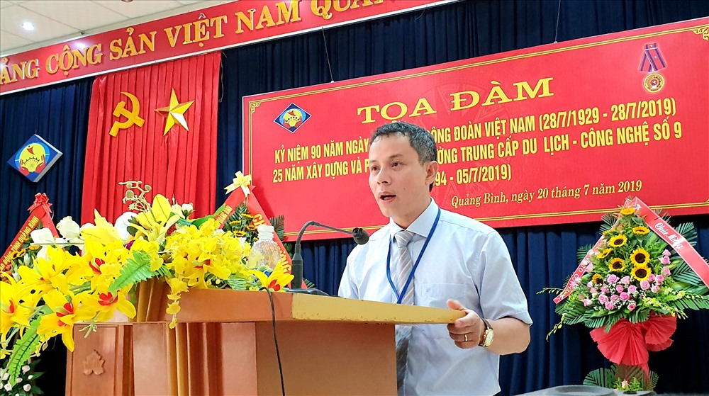 ThS. Nguyễn Văn Lượng - Hiệu trưởng nhà trường ôn lại truyền thống 90 năm Công đoàn Việt Nam. Ảnh: Lê Phi Long