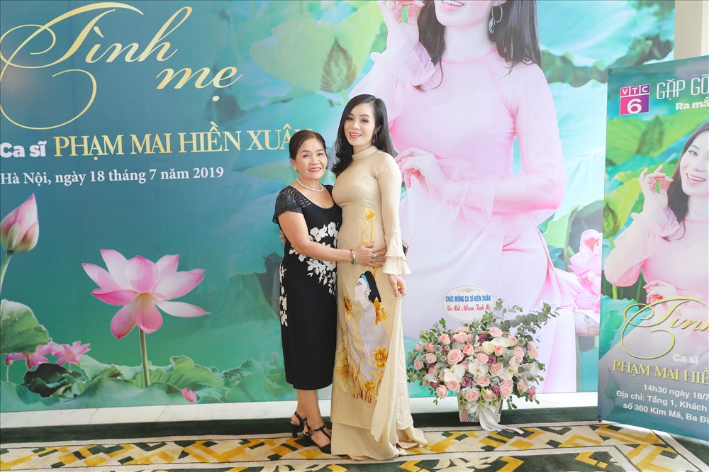 Mẹ Hiền Xuân rất tự hào về cô con gái chăm chỉ và tài năng.