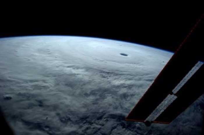 Siêu bão Vongfang nhìn từ ISS.